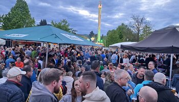 Une foule nombreuse participe dans la bonne  humeur